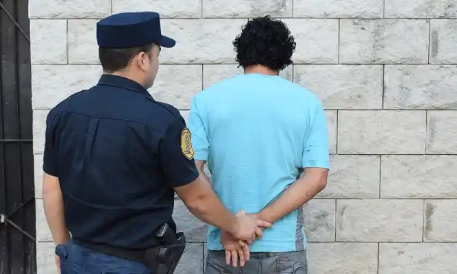 Rompió el portón, se metió en casa ajena y fue atrapado