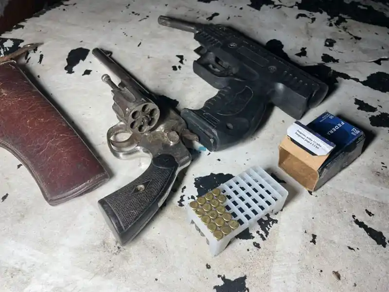 Secuestran armas, municiones y marihuana: dos personas fueron detenidas
