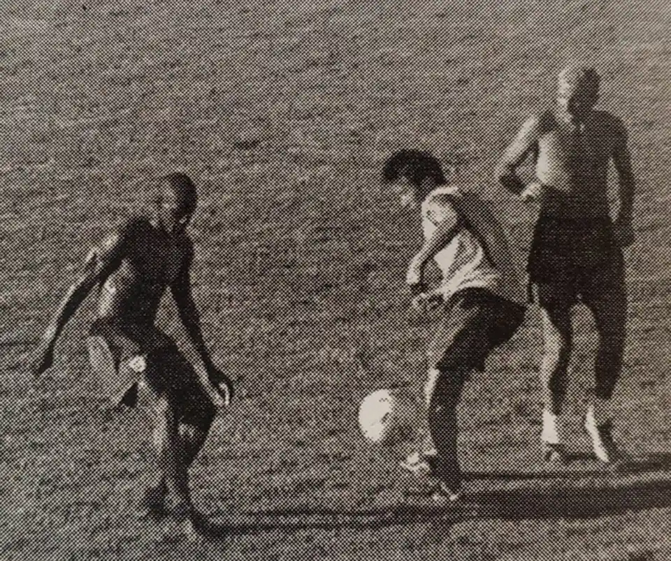 Li Yao en Boca, en un entrenamiento en Tandil, ante la mirada de Perea y Cagna