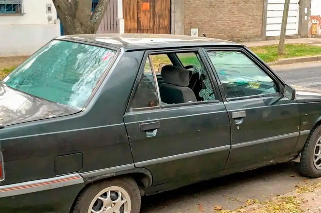 Balearon un auto en Rosario: “Les dieron mal el dato”
