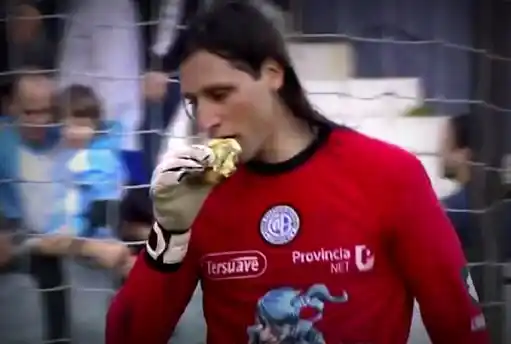 A Olave le tiraron una hamburguesa en pleno partido y se la comió