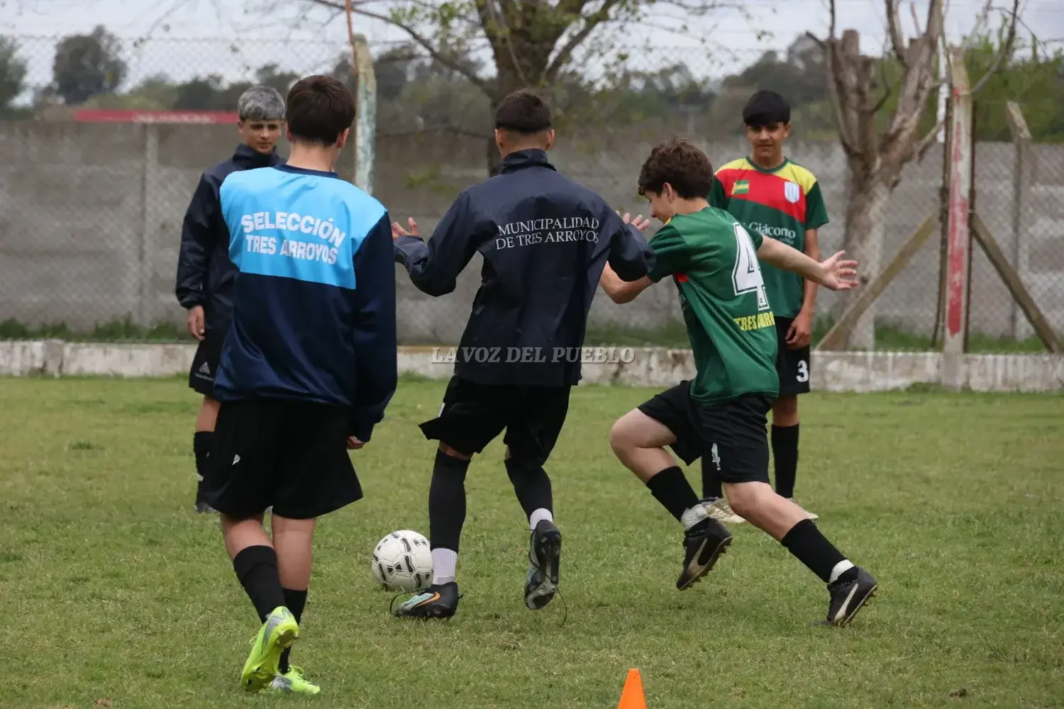 La entrada en calo de la Sub-15 en Pehuajó, previo al partido que Tres Arroyos perdió por 3-0 (Foto: Gentileza Diario Noticias Pehuajó)