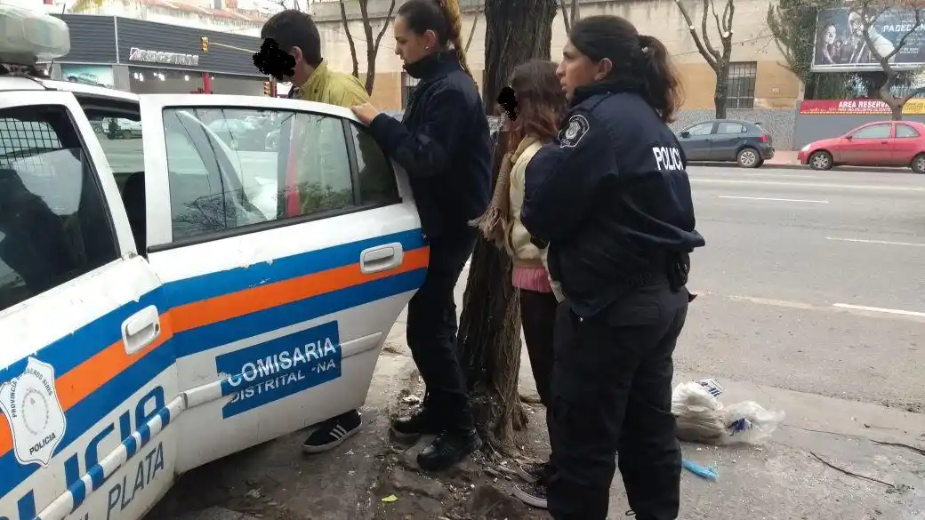 Detuvieron a dos personas que robaban en comercios de Güemes y el centro