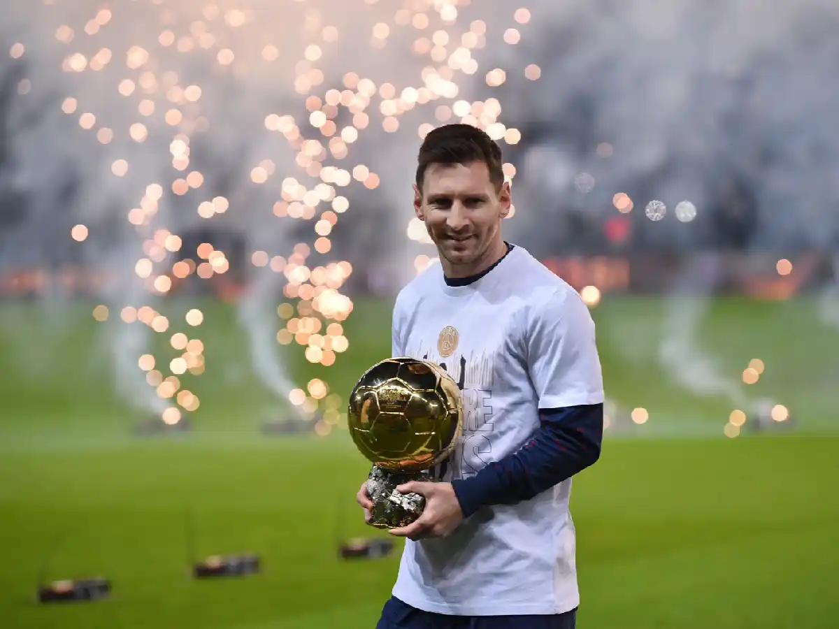 Messi celebró su Balón de Oro con los hinchas del PSG