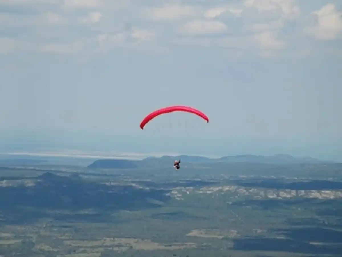 Un parapentista se precipitó a tierra y murió en La Cumbre