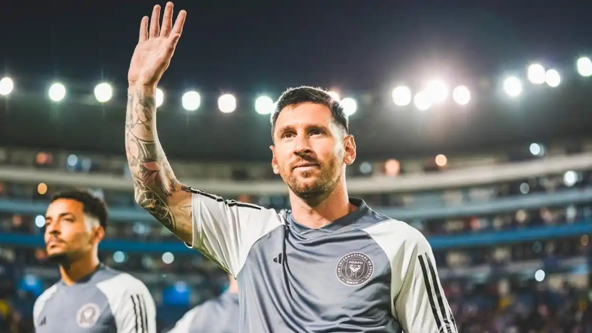 Messi saluda a los hinchas en El Salvador. Foto: X @InterMiamiCF
