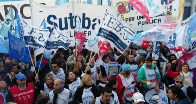 Docentes movilizan el lunes y advierten que irán al paro si no hay aumento