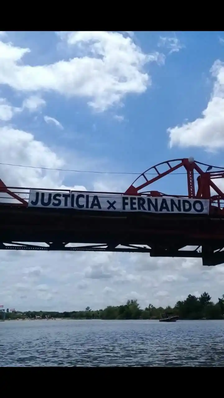 Robaron del puente naranja la bandera que pide “Justicia por Fernando Pastorizzo”