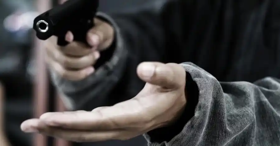 A punta de pistola asaltan a un joven y le roban la computadora