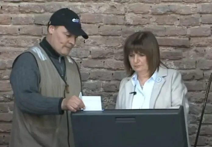 Varios minutos le llevó a Patricia Bullrich poder emitir el voto