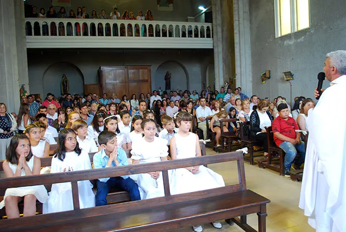 Más de 100 chicos tomaron su primera comunión en la parroquia del Carmen