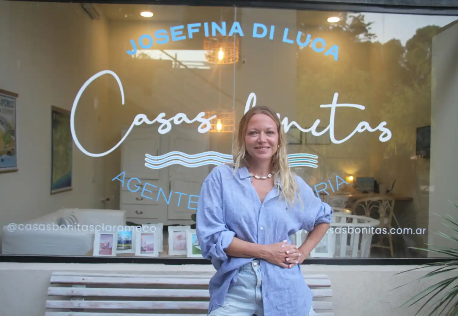 En el Complejo Paseo del Puente. Se encuentra la inmobiliaria de Josefina Di Luca. Es contadora, martillera y corredora pública