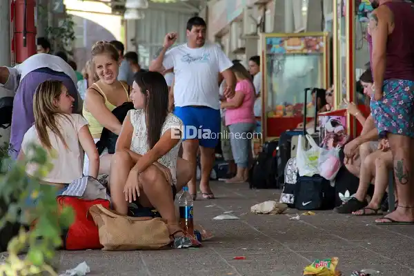 Tras el feriado, cientos de turistas todavía continúan en la ciudad 