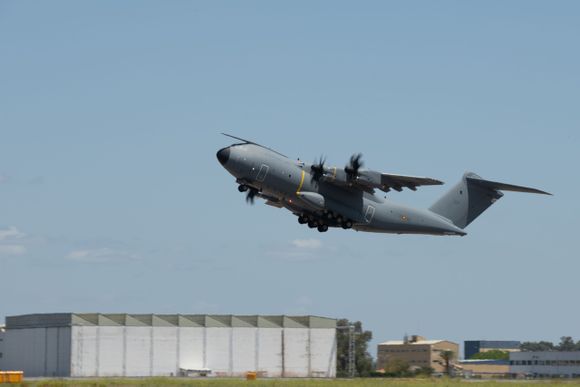 El Airbus A400M consigue 2 grandes hitos: entregó el avión n° 100 y alcanzó las 100.000 horas de vuelo