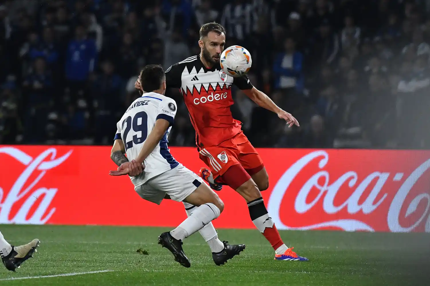 Benavídez y Pezzella, en el partido de ida.