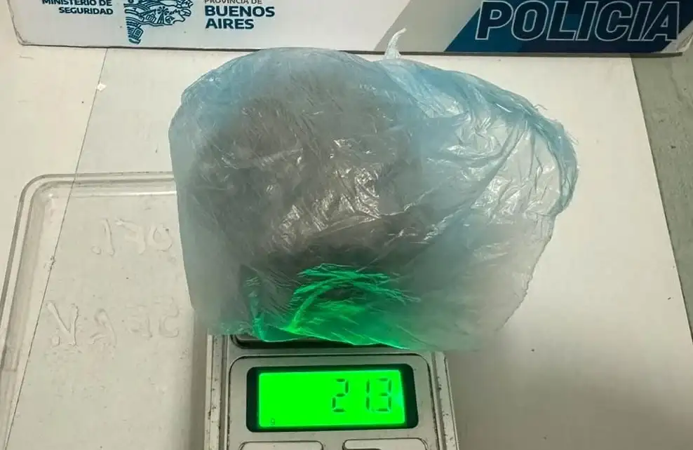 Durante la requisa se detectó un envoltorio con 21,4 gramos de cannabis sativa.