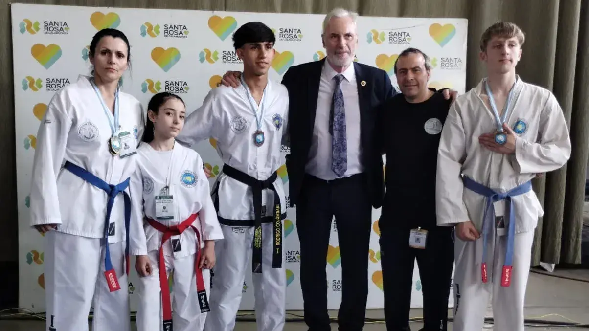 Los competidores locales junto al Maestro Alí y una de las autoridades del ATT