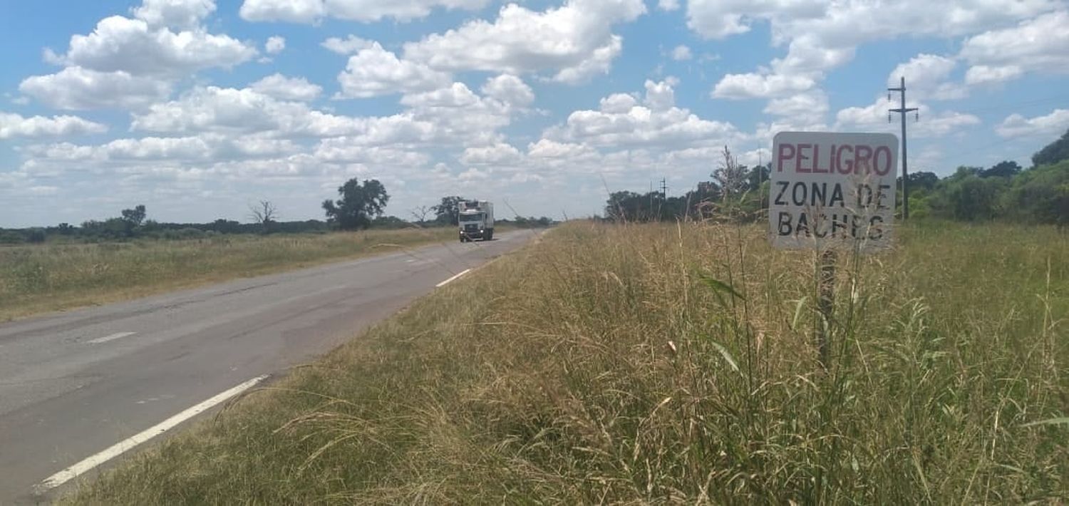 Al norte de Vera, un cartel advierte: "“Peligro zona de baches”.