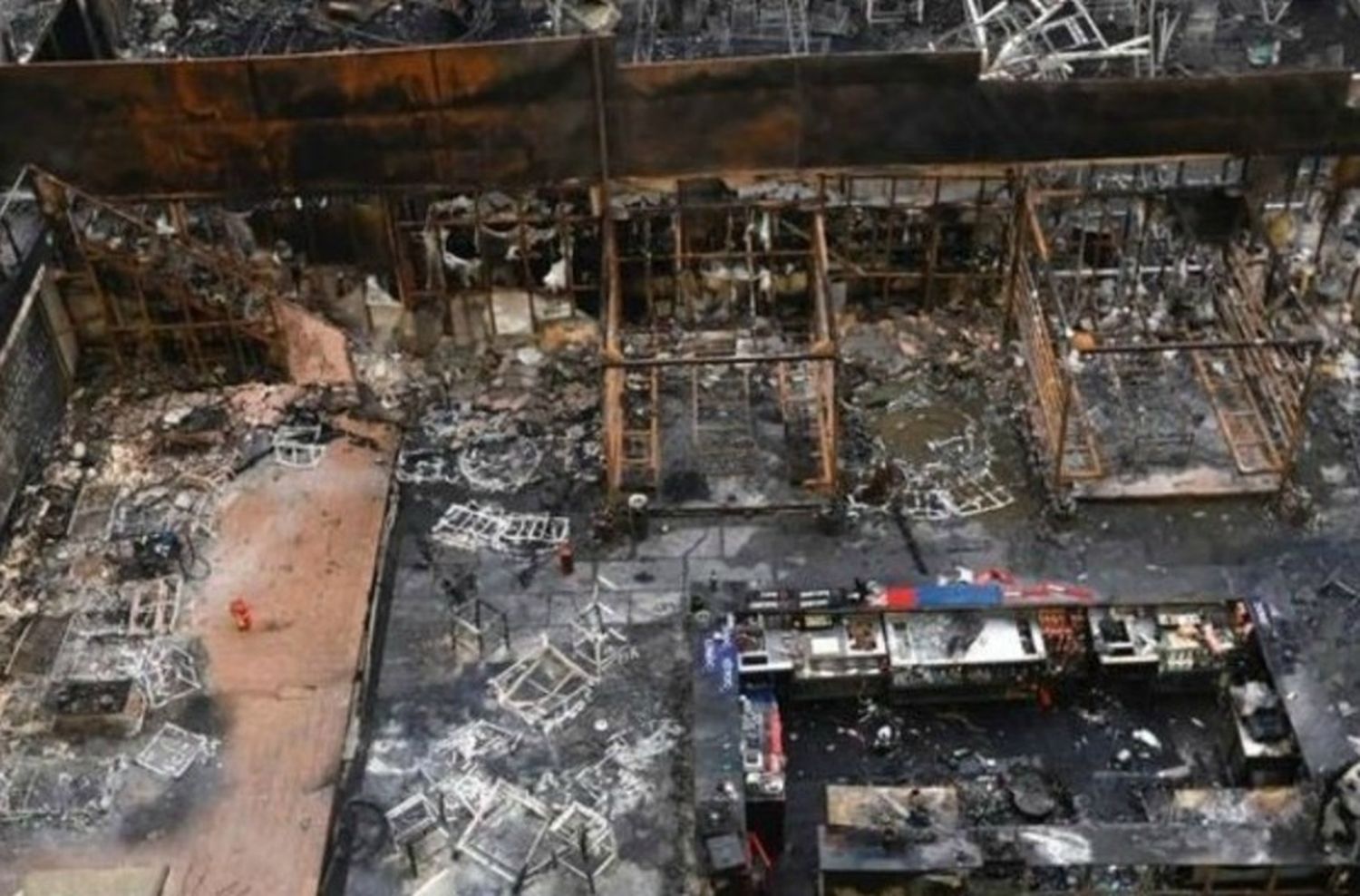 Feroz incendio en Bombay deja un saldo de 15 muertos