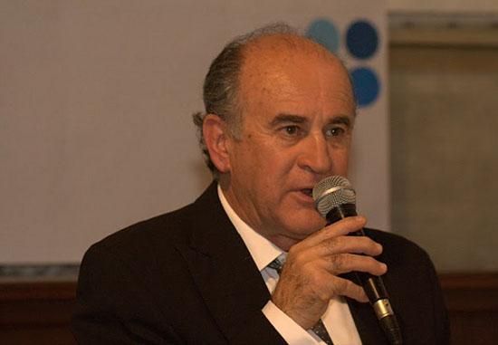 Piden que Parrilli informe en el Senado sobre la escala de Cristina en Seychelles y la "amenaza democrática"