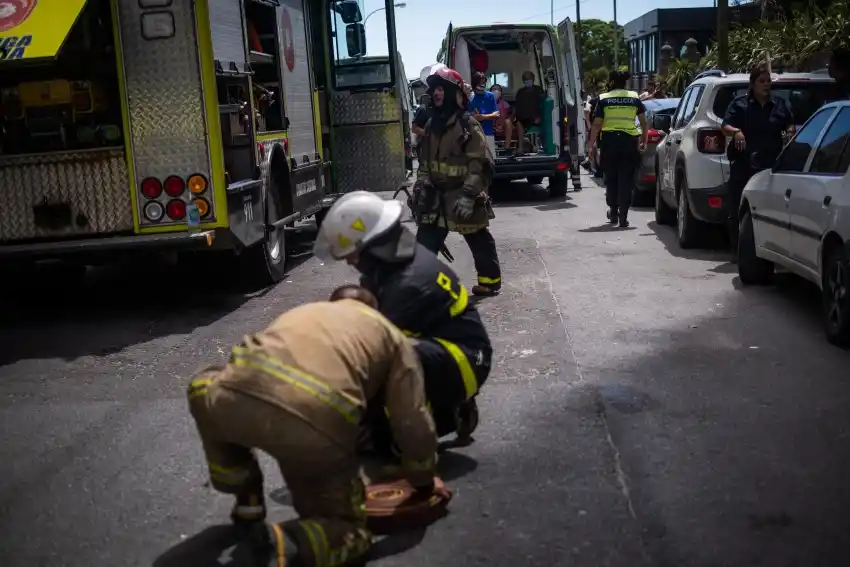 Evacuan un edificio por un incendio y asisten por inhalación de humo a más de 30 personas