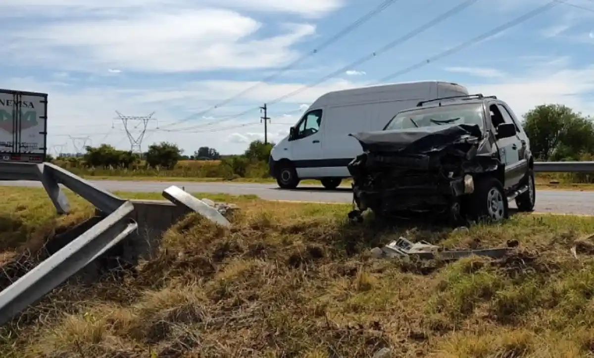 Accidente en la Autovía 14: una mujer y su nieto heridos tras despistar una camioneta