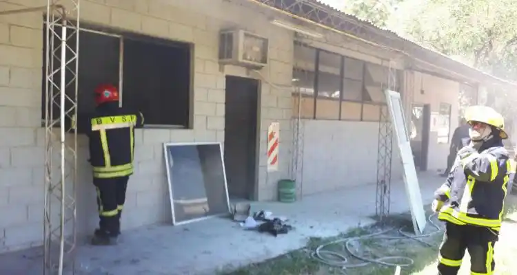 Bomberos acudieron a Celulosa San Pedro por incendio en una oficina