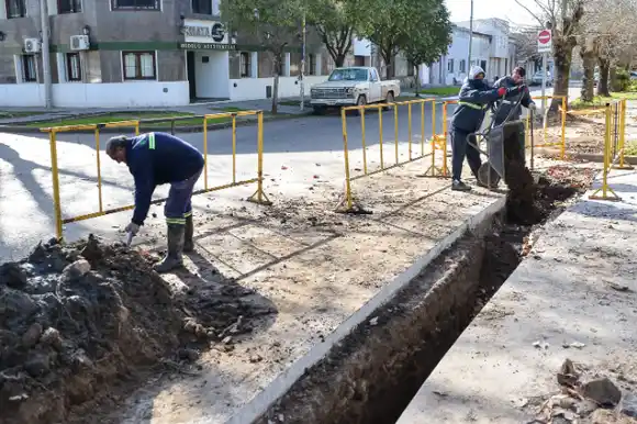 Se trabaja en el mantenimiento de la red cloacal en la zona urbana