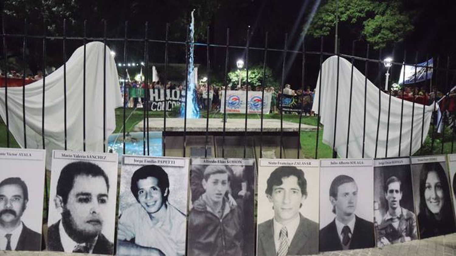 En la plaza Urquiza, noche de reivindicación por la memoria, la verdad y la justicia