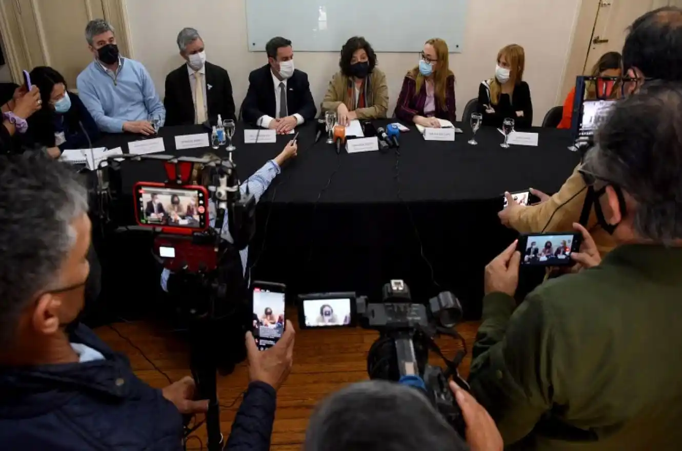 Vizzotti confirmó que la bacteria legionella causó el brote de neumonía bilateral