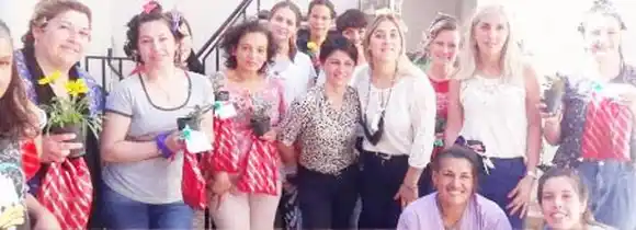 Agasajo del Día de la Madre a mujeres que asisten al taller de peluquería