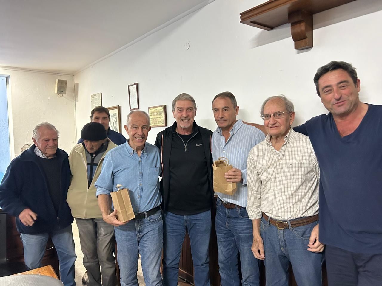Grata visita en el Club Pelota