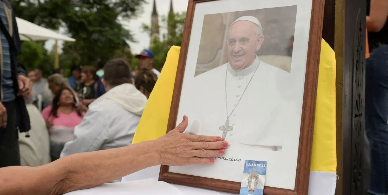 Oraciones por la salud de Francisco en Plaza Constitucion de Buenos Aires. Crédito: Martin Cossarini/Reuters