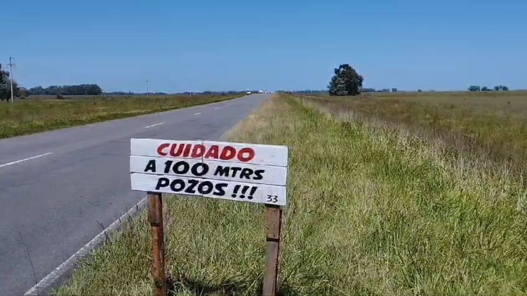 Un bombero de Ayacucho se cansó de auxiliar en múltiples accidentes y salió a colocar carteles preventivos en la Ruta 29