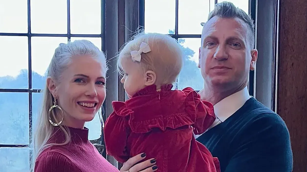 Maxi López y Daniela Christiansson, junto a su pequeña hija.