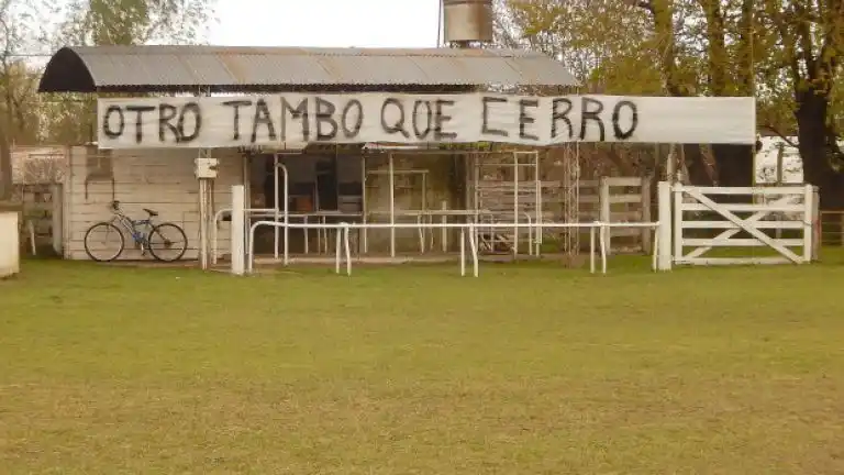 Desde el campo advierten por la crisis de la lechería: "Cada litro que produce el productor, le genera pérdida"