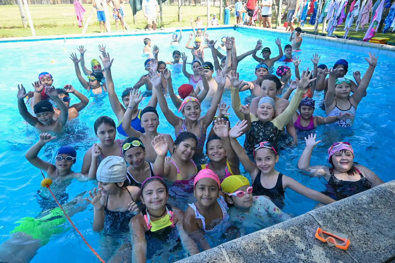 36.000 niños, niñas y adolescentes aprendieron a nadar en las Escuelas de Verano de la Provincia - 2