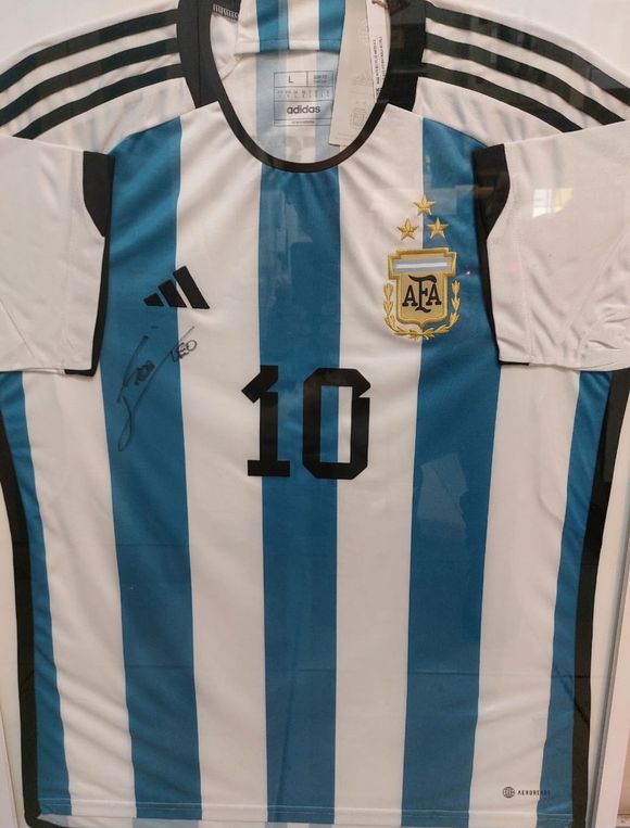 Esta es la camiseta firmada por Messi que regalará Mitre el próximo sábado