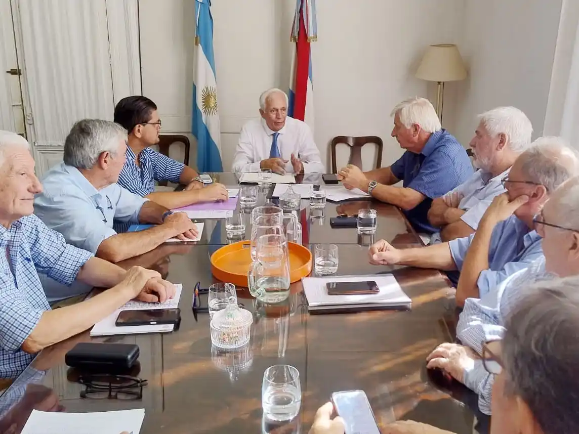 Eliminación de ingresos brutos para los productores integrados de pollos y mejoras de caminos, los planteos de FARER al gobierno