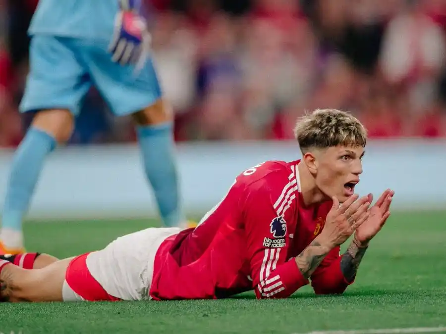 Garnacho lamenta una chance perdida ante Fulham.