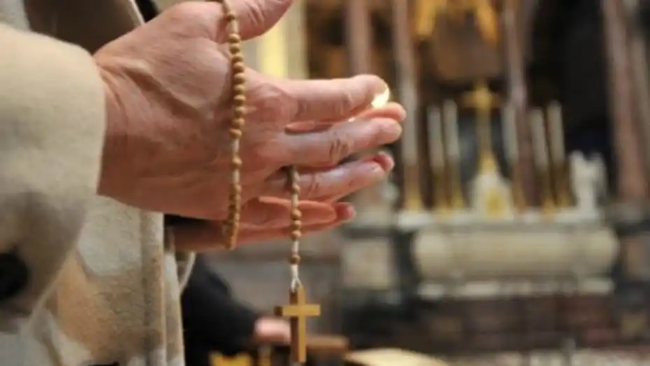 Una nena de 11 años grabó cuando un cura abusaba de ella