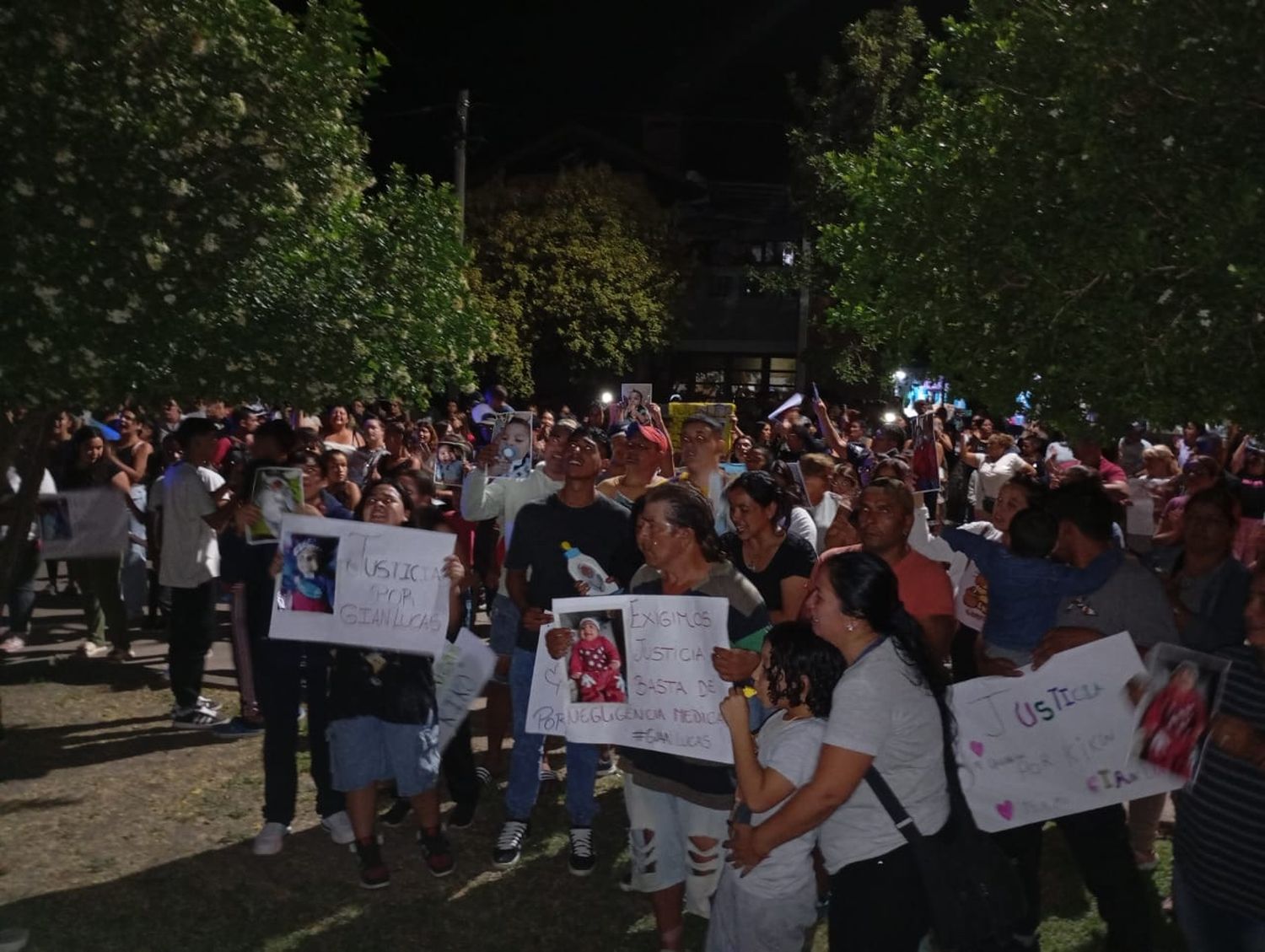 Protesta de familiiares y vecinos frente a la casa de la pediatra Mezger.