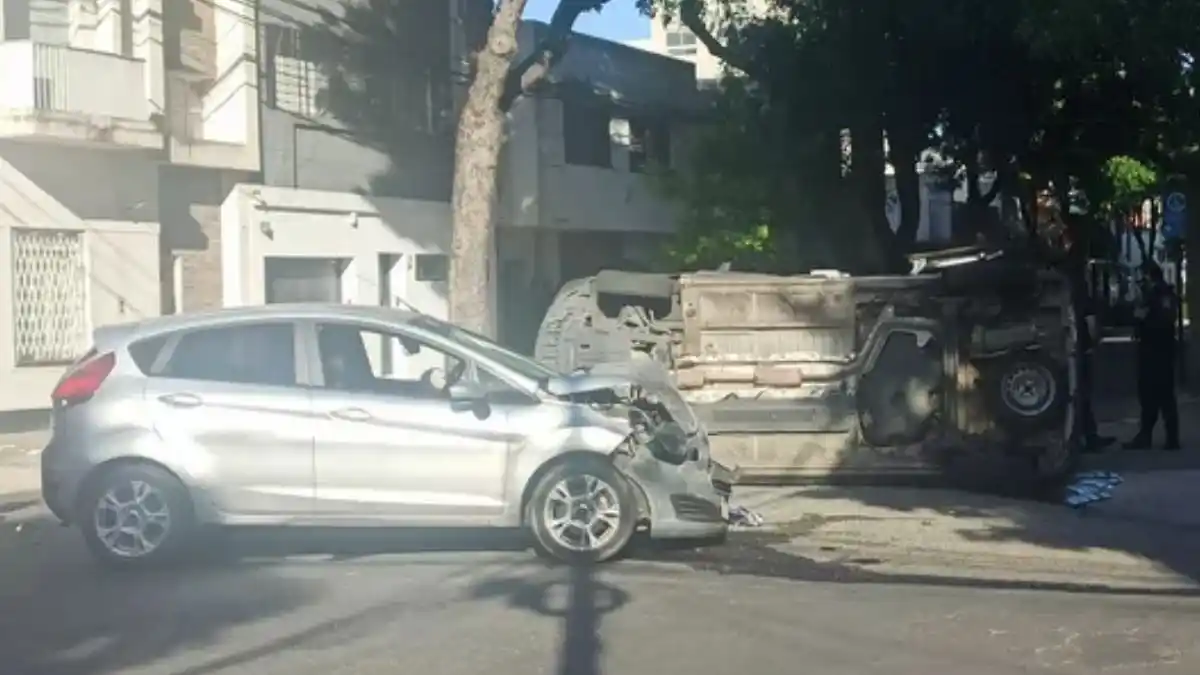Impactante choque y vuelco en el macrocentro rosarino