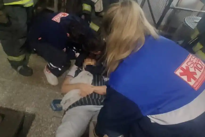 El momento en que Bomberos y personal de emergencias asisten al joven.