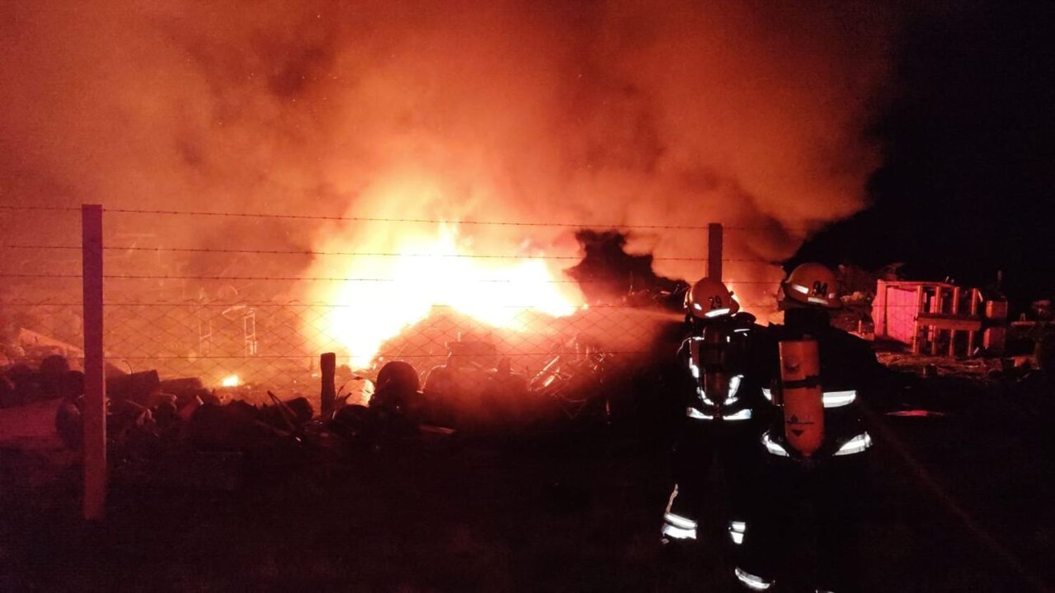 Bomberos combatió importante incendio en chatarrería de Venado