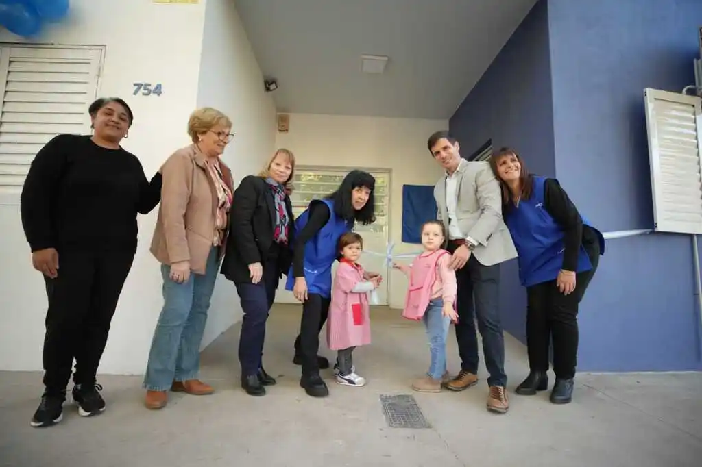 Viotti junto a la presidenta del Concejo, Mabel Fosatti, niños y autoridades de la institución educativa en el corte de cintas