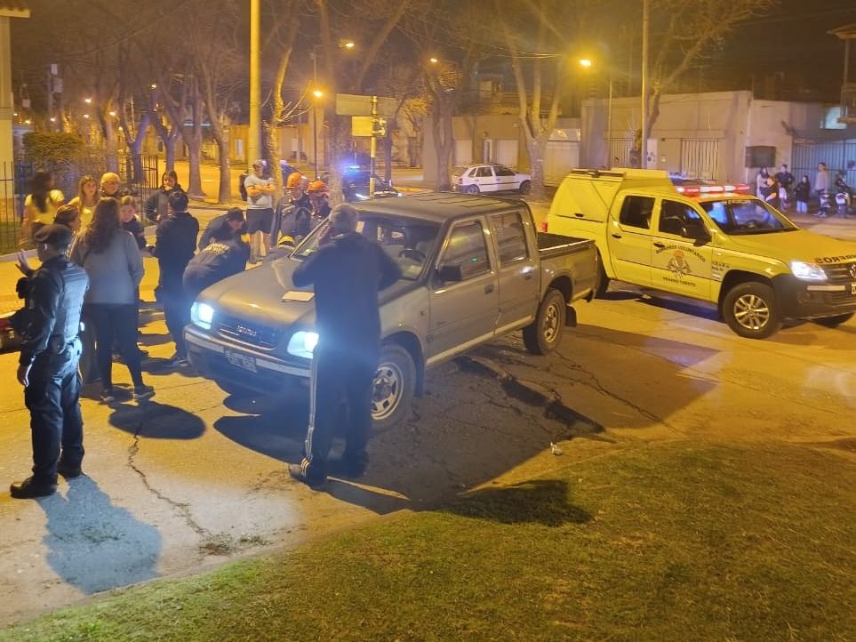 Los servidores públicos trabajando en el lugar del accidente.