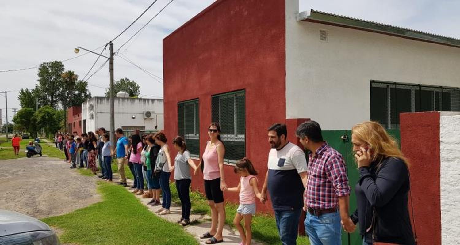 Directora de la secundaria que funciona en el edificio de la escuela 10 aclaró que la primaria no es la que reclama