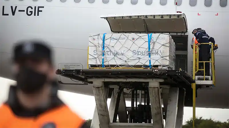 Llegan hoy un millón de vacunas chinas y el viernes más dosis desde Rusia