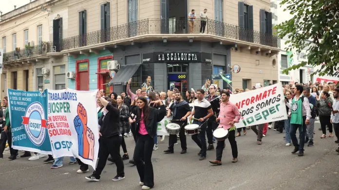 IOSPER: gremios se manifiestan en Casa Gris y senadores analizan el proyecto de ley de OSER